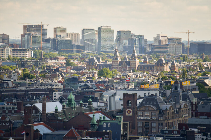 Blick auf die Altstadt von Amsterdam mit den Grachtenhäusern