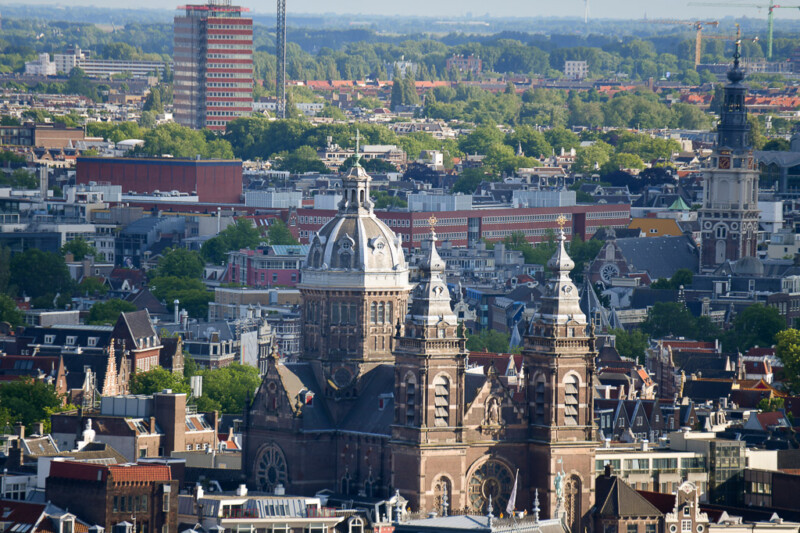 Die Sint-Nicolaaskerk und die Dächer der Amsterdamer Altstadt von oben