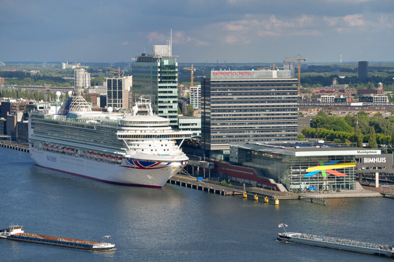 Kreuzfahrtterminal am IJ mit einem großen Schiff