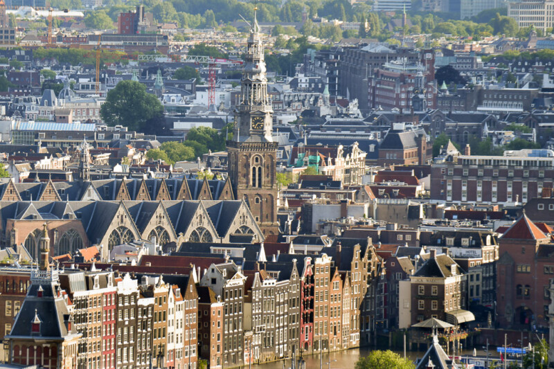 Kirchturm zwischen den Dächern der Amsterdamer Altstadt