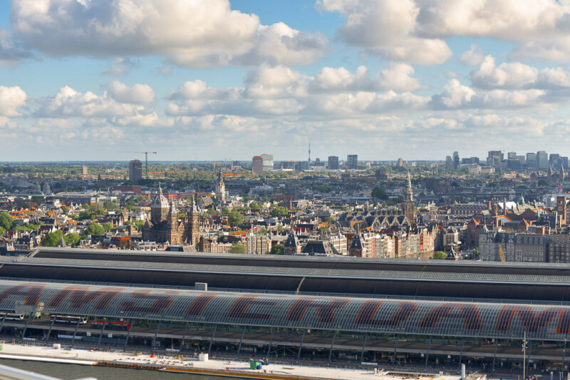 Gleisanlagen des Hauptbahnhofs und die Stadt dahinter