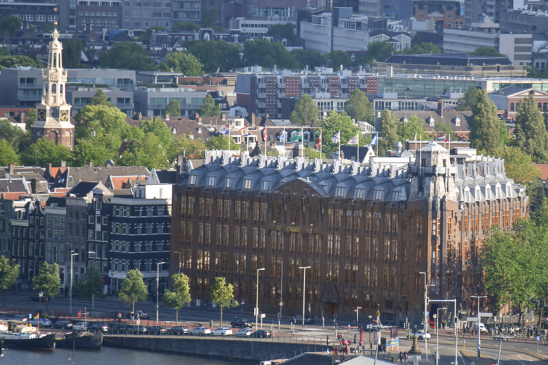 Historische Gebäude am Wasser in der Amsterdamer Innenstadt