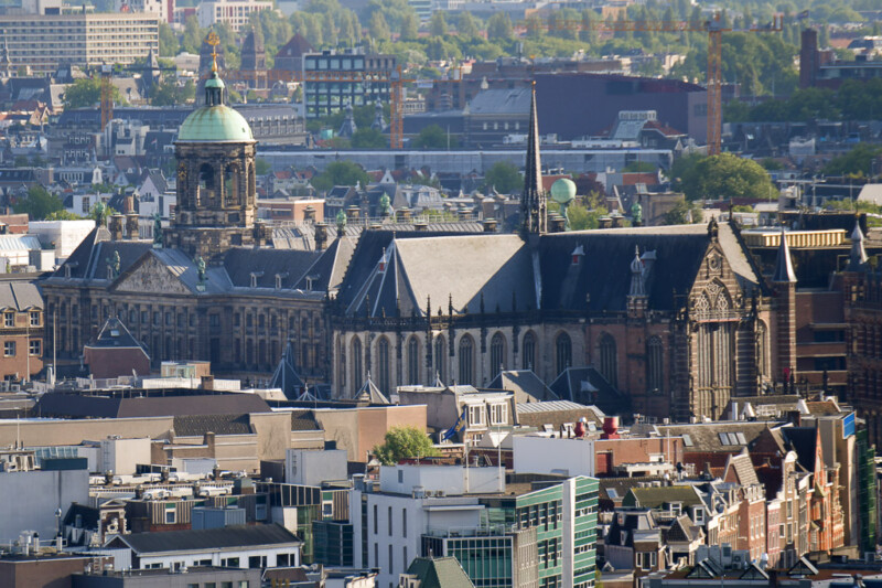 Kirchen und Dächer der Amsterdamer Altstadt von oben