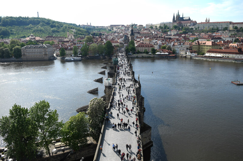 Blick auf die Karlsbrücke und die Prager Burg