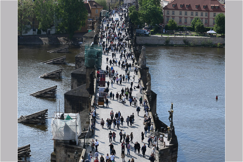 Menschenmenge auf der Karlsbrücke von oben