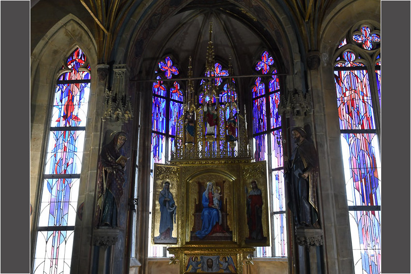 Kapelle mit buntem Fensterglas