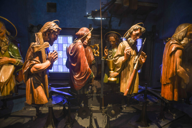 Holzfiguren der Apostel hinter Glas