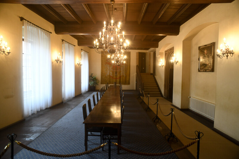 Langer Saal mit Kronleuchter