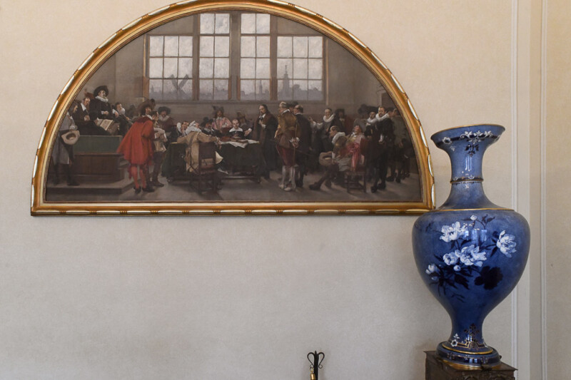 Wandgemälde und blaue Vase