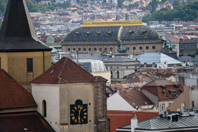 Blick auf Dächer und eine Kuppel
