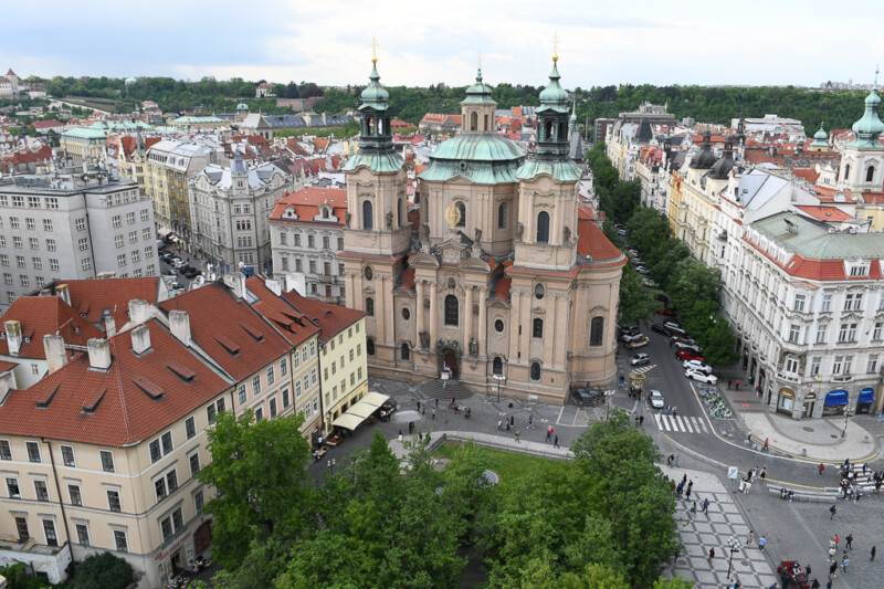 Kirche mit Kuppel an einem Platz