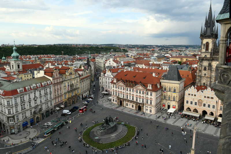 Altstädter Ring mit Denkmal und Teynkirche