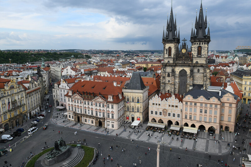 Platz mit Teynkirche und Denkmal