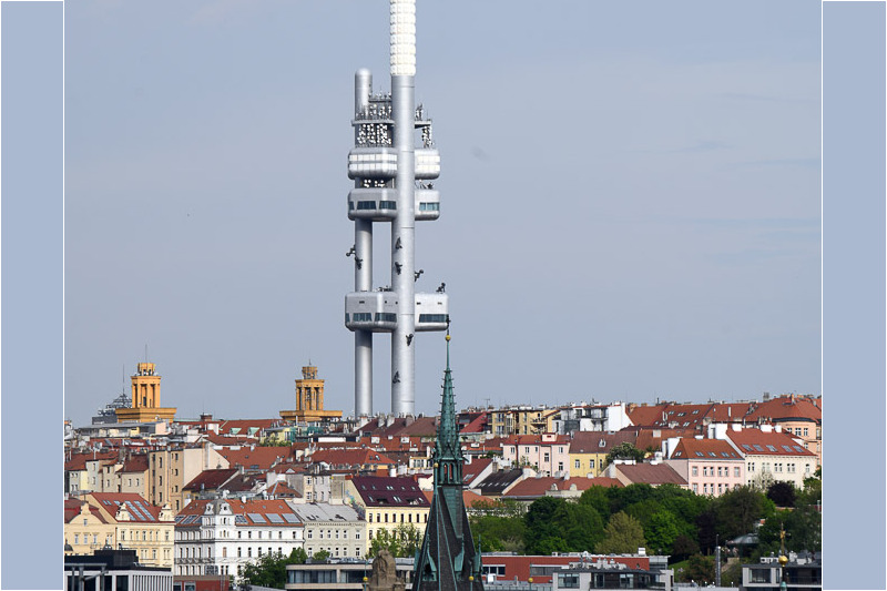 Fernsehturm Žižkov in der Ferne