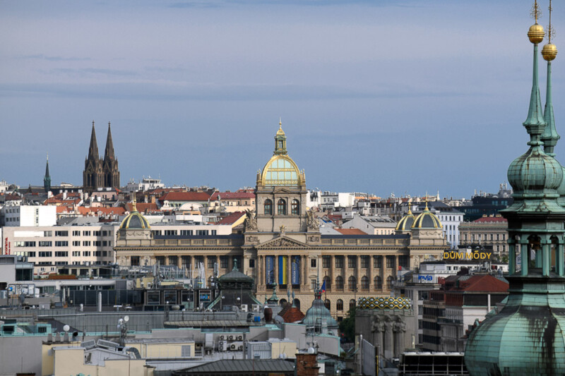 Blick über die Dächer auf ein Gebäude mit Kuppel