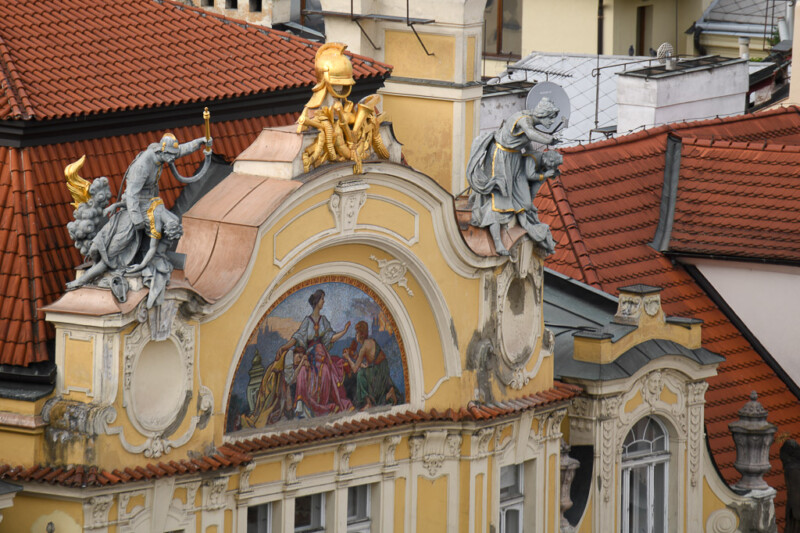 Verzierter Giebel mit Mosaik