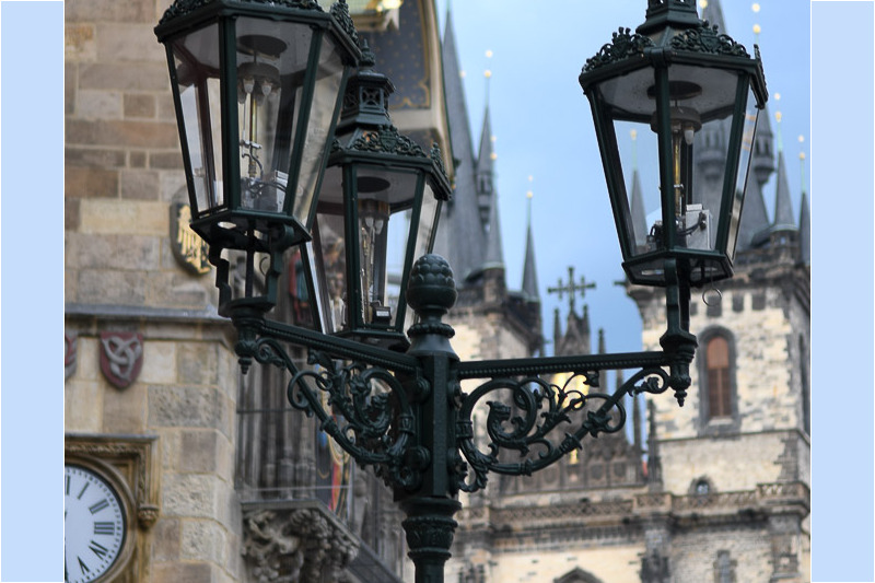 Straßenlaterne vor dem Rathausturm
