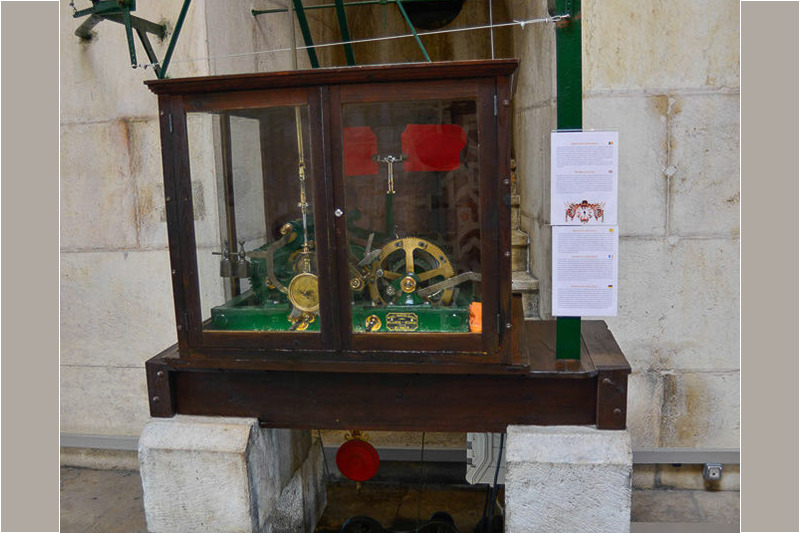 Kleiner Schrein hinter Glas im Bogen