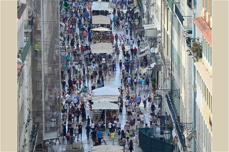 Blick von oben in die Fußgängerzone Rua Augusta