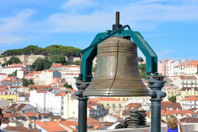 Glocke auf der Plattform vor den Dächern Lissabons