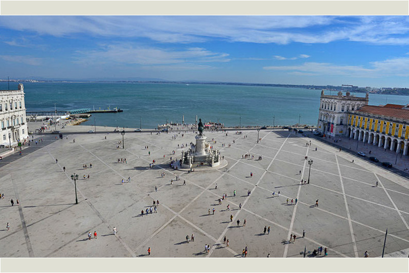 Blick über den Praça do Comércio zum Tejo