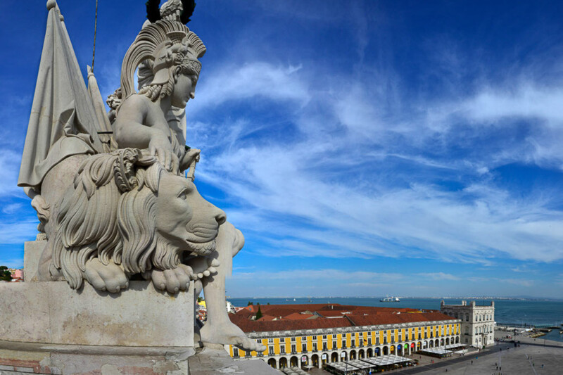 Statue auf dem Bogen vor blauem Himmel