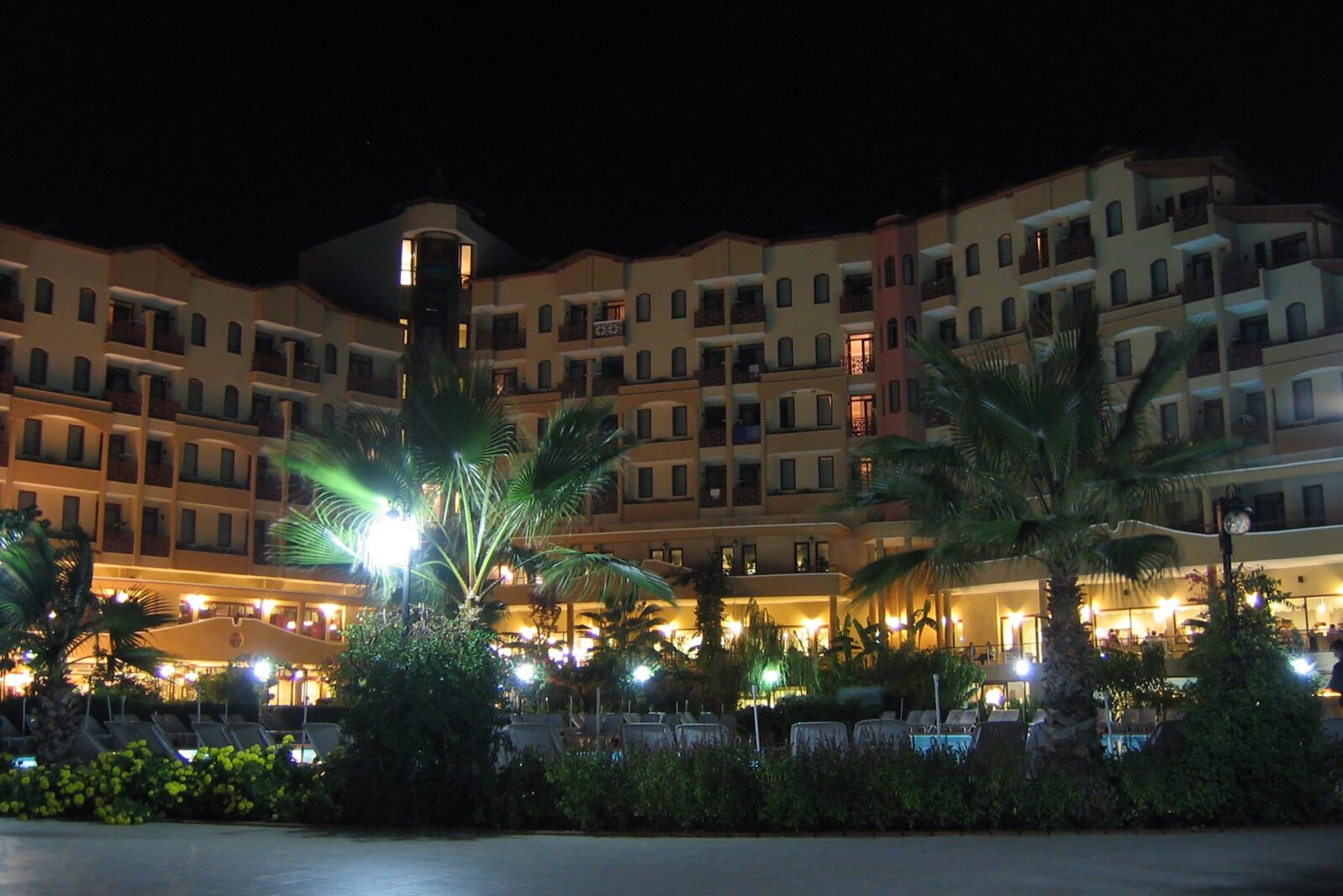 Das Hotel bei Nacht