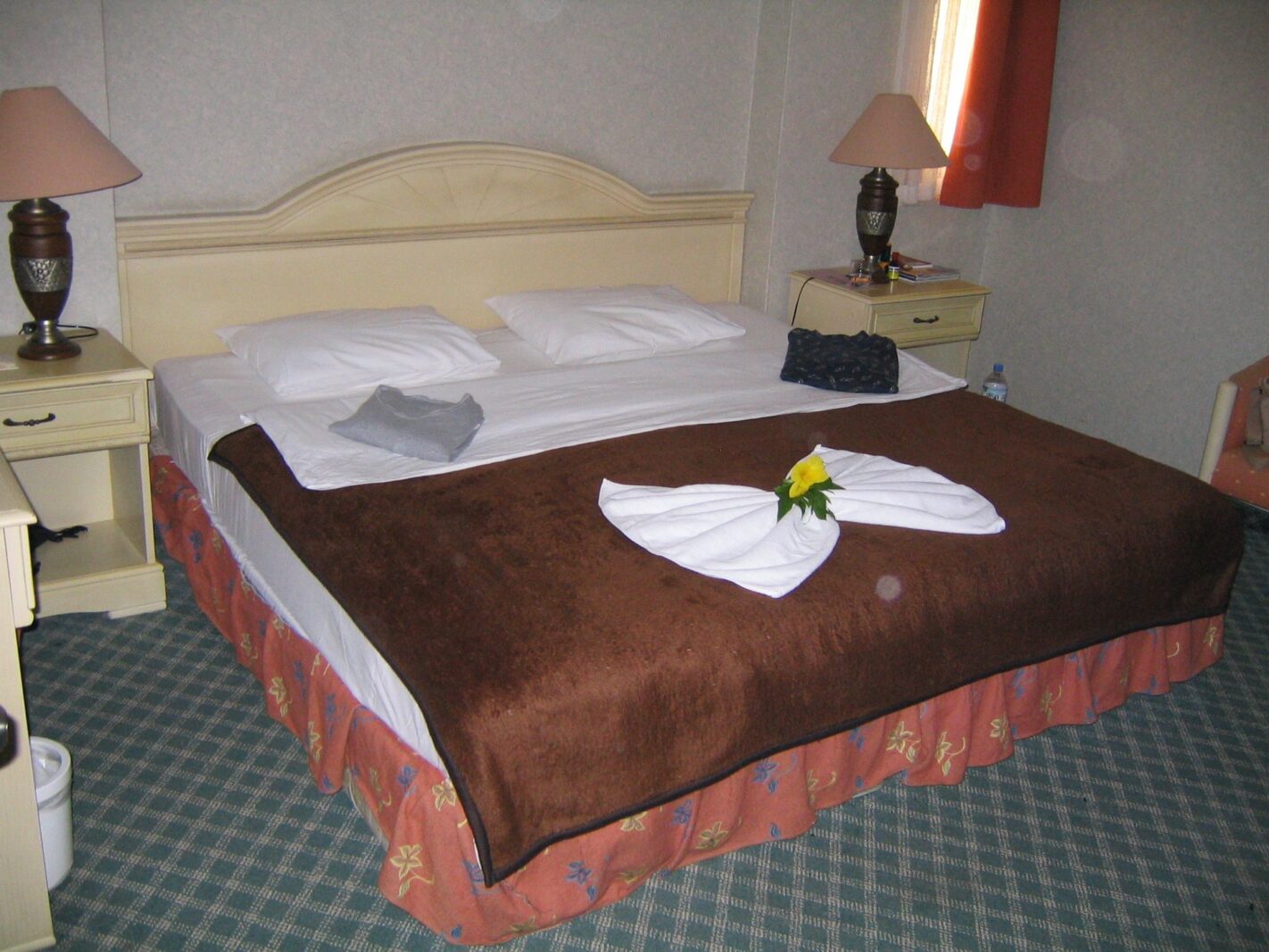 Doppelzimmer mit Handtuchfigur auf dem Bett