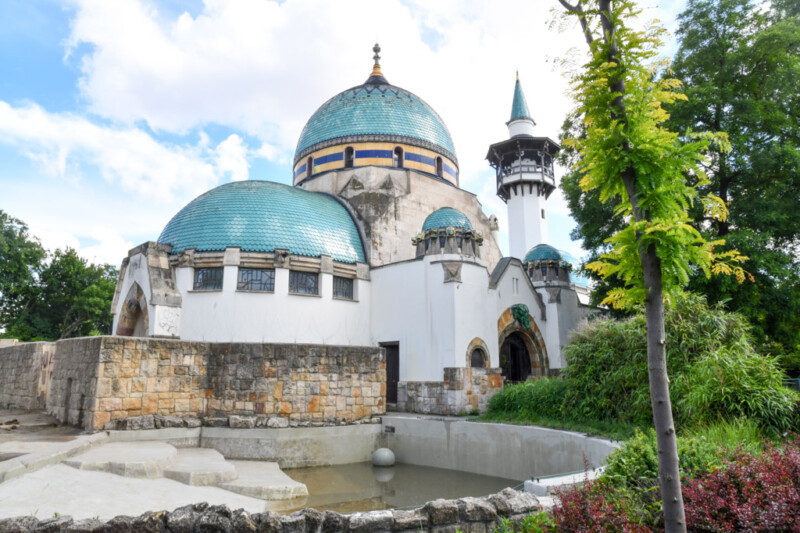 Elefantenhaus mit türkisfarbener Kuppel
