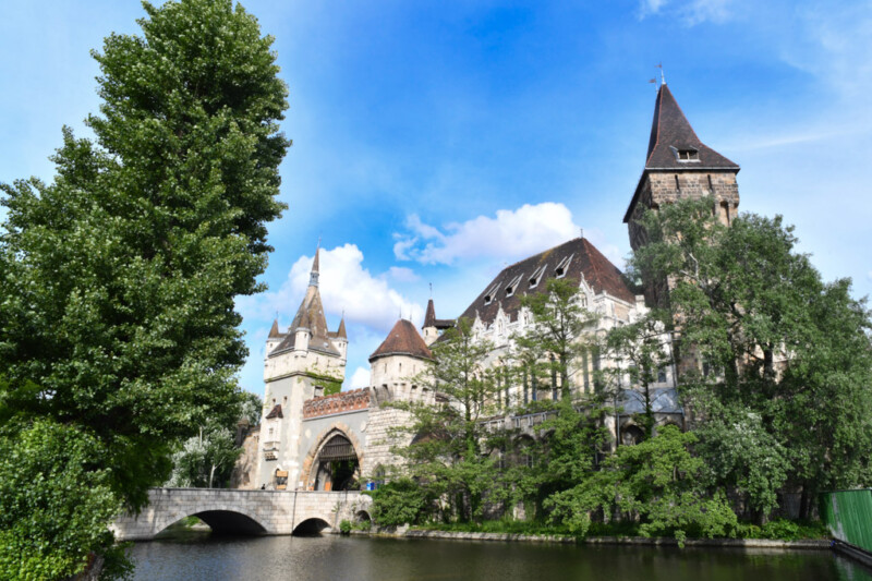 Die Burg Vajdahunyad am Teich im Stadtwäldchen