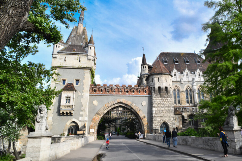 Das Burgtor der Burg Vajdahunyad mit Brücke