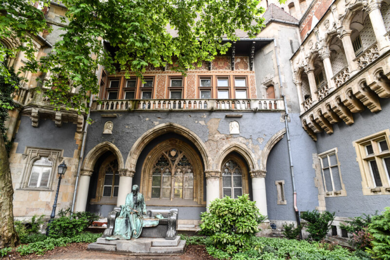 Innenhof der Burg mit gotischen Bögen