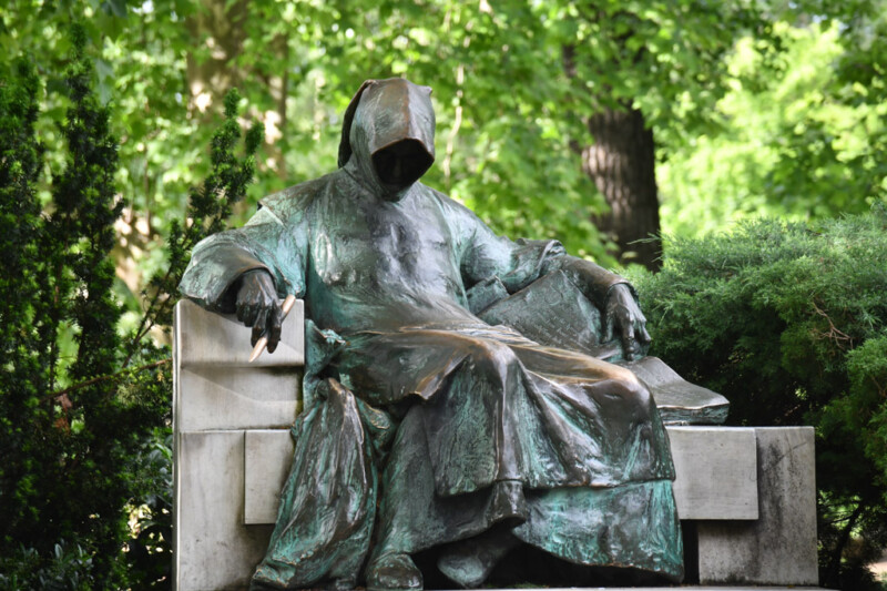Die Statue des Anonymus sitzend im Grünen