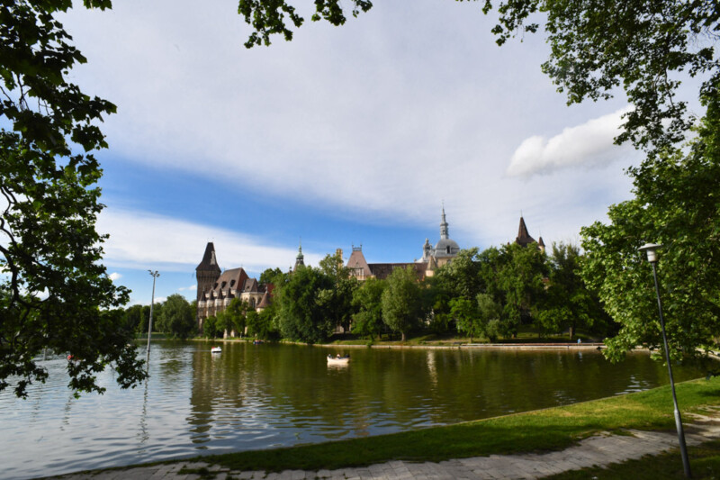 Blick über den See auf die Burg Vajdahunyad