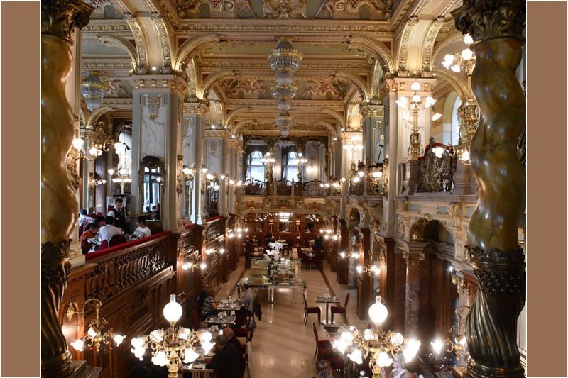 Hoher Saal mit goldenen Verzierungen im Café New York