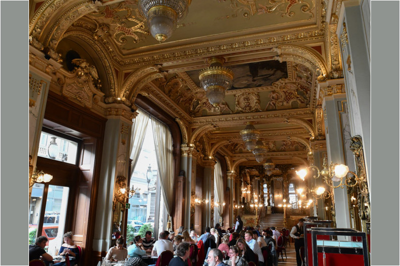 Blick in den prunkvollen Saal des Cafés