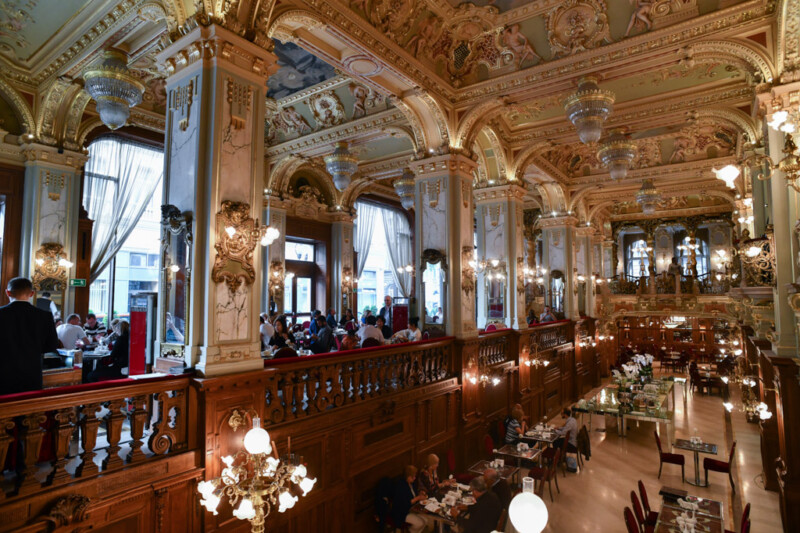 Speisesaal mit goldenen Balkonen