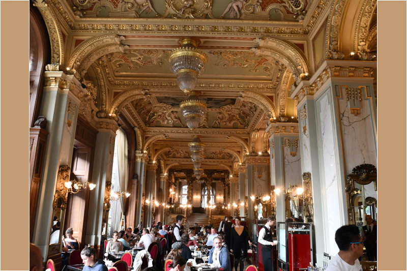 Deckengemälde und Gäste im Café New York