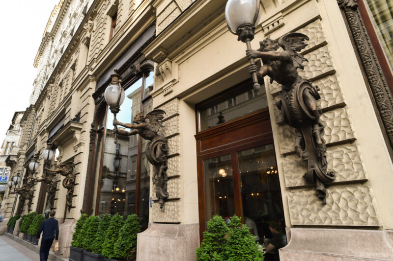 Fassade des Gebäudes mit dem Eingang des Cafés