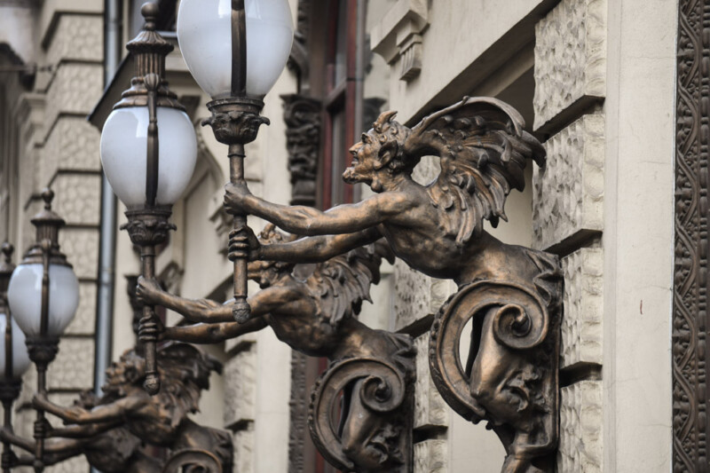 Verzierte Laternen und Figuren an der Fassade