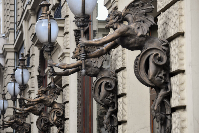 Schmiedeeiserne Straßenlaterne mit Figuren