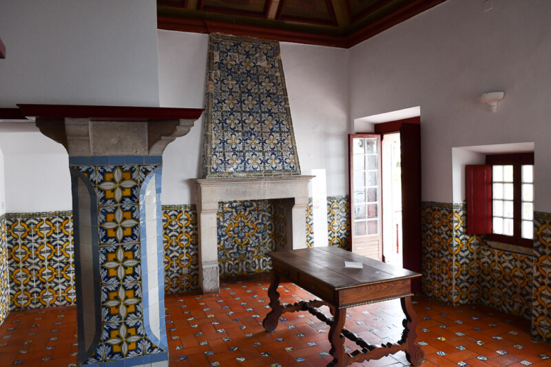 Raum mit Azulejo-Kamin
