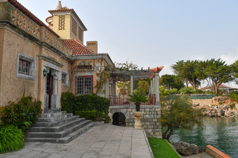 Eingang des Hauses mit Treppe