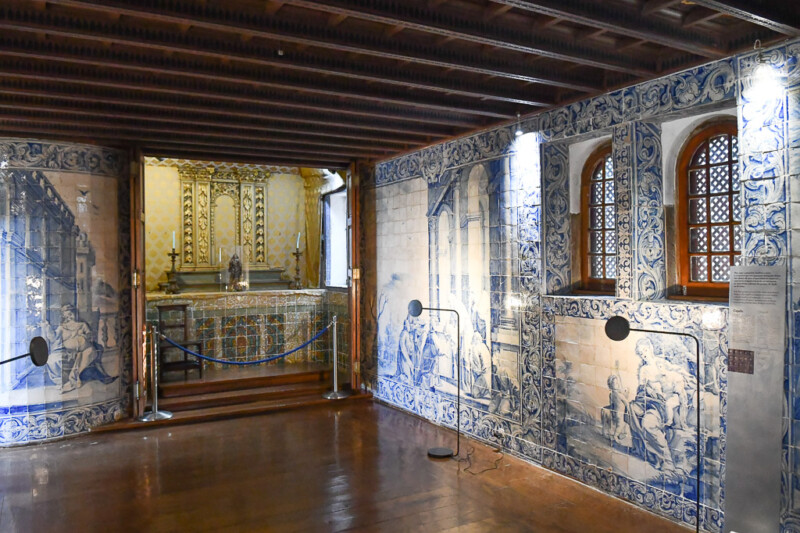 Raum mit Azulejos und Holzdecke