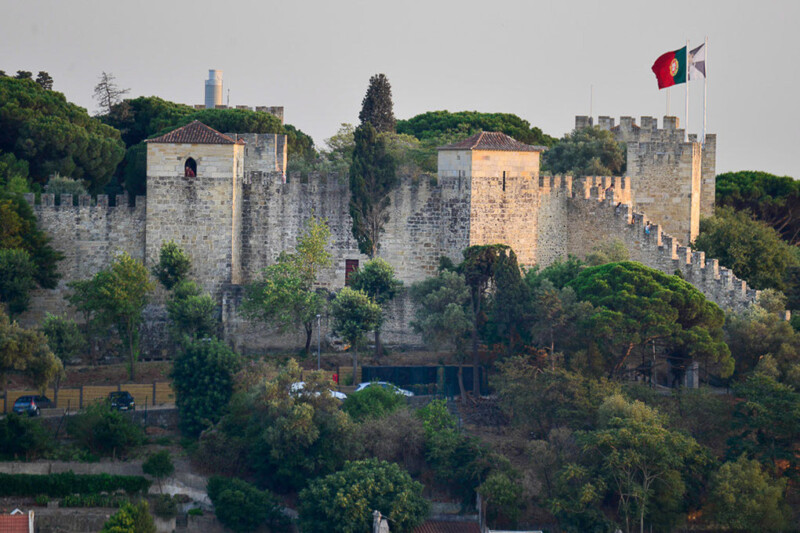 Burgmauern mit portugiesischer Fahne
