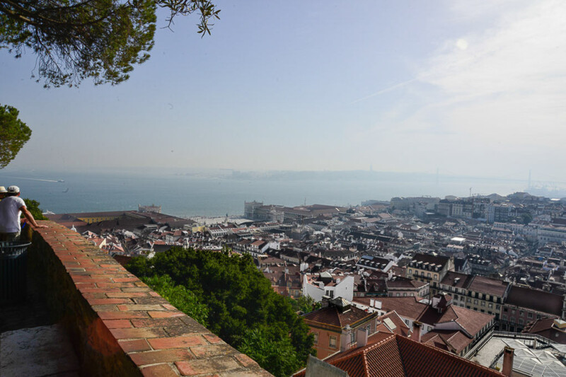Blick auf Lissabon von der Burgmauer