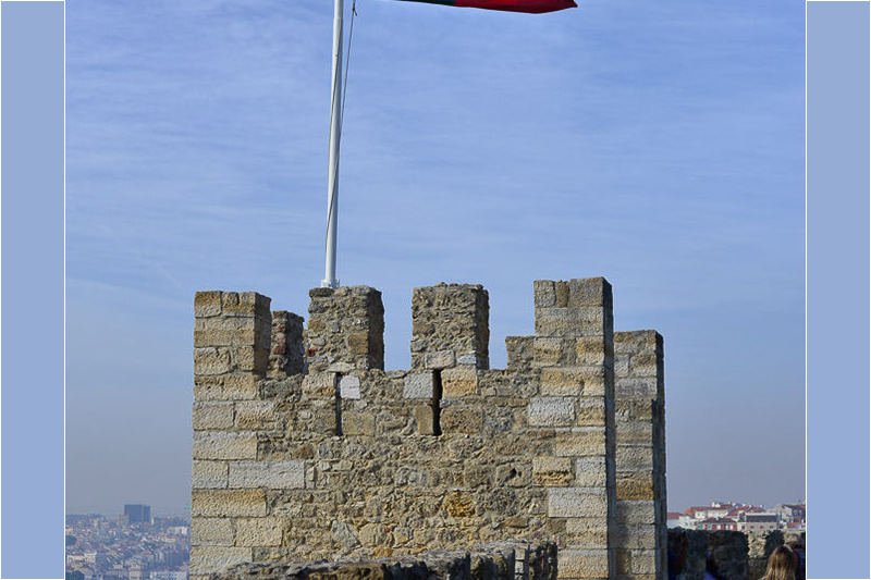 Zinnenturm mit Fahne