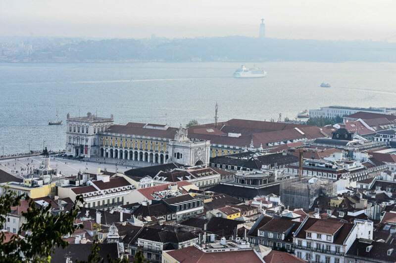 Blick auf den Praça do Comércio und den Tejo