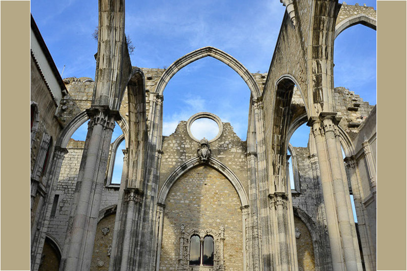Gewölbebögen der Ruine