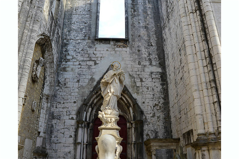 Statue vor der Ruinenwand